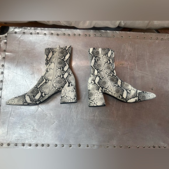 Steve Madden spellbound bootie snakeskin 10 - Picture 2 of 3